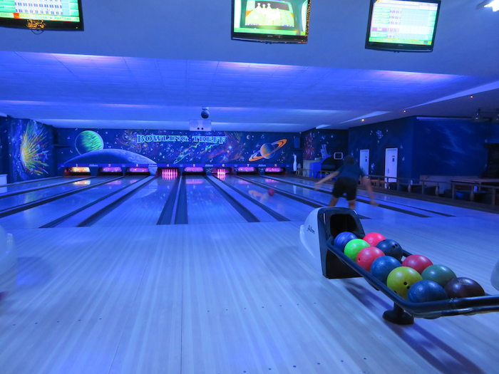 Kinder der Leipzig Herbstferien sind auf der Bowling Bahn