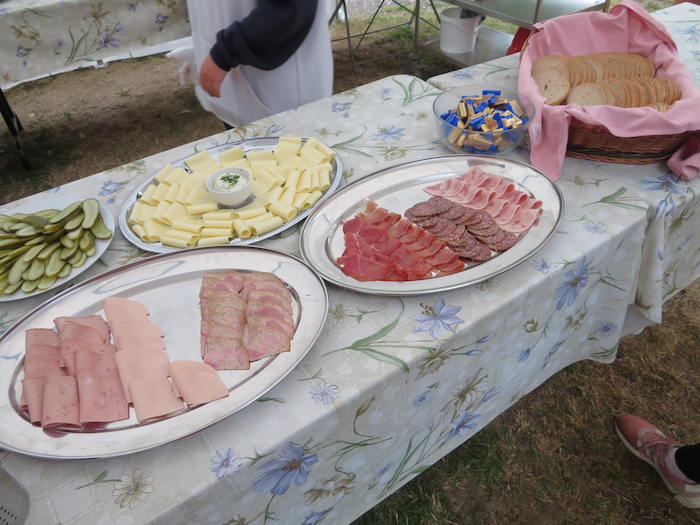 Kinder der Leipzig Herbstferien essen vom Buffet