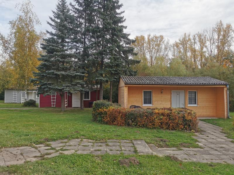 Die Bungalows vom Wassersport Camp liegen nebeneinander