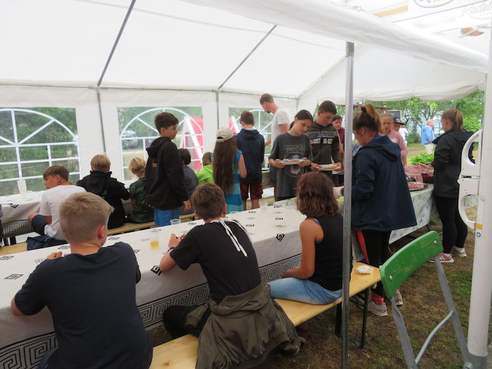 Kinder der Leipzig Herbstferien essen im Bierzelt