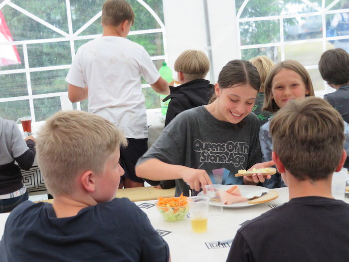 Kinder der Leipzig Herbstferien schmieren Brote
