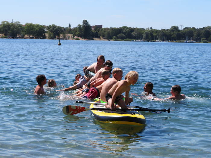 Kinder im SUP-Camp fahren SUP