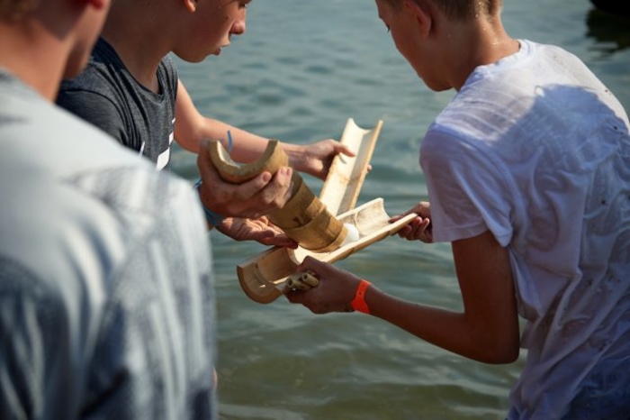 Jungs basteln etwas im Kinderferienlager in Sachsen