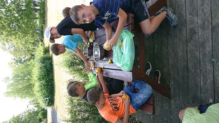 Kinder der Leipzig Herbstferien bereiten Essen vor