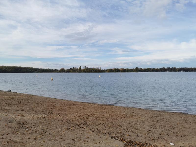 Vom Strand aus könnt ihr im Wassersport Camp auch mal eine Runde schwimmen gehen