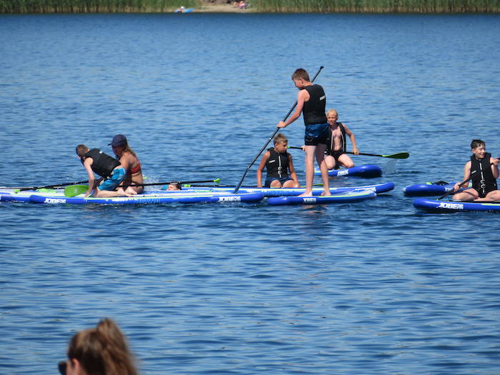 Kinder der Leipzig Herbstferien fahren SUP am See