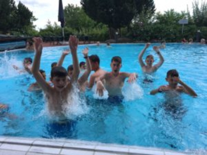 Jungs gönnen sich ein Bad im Fußball-Feriencamp
