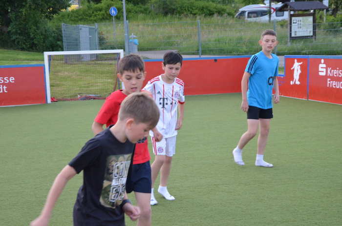 Jungs spielen bei einem Feriencamp Stuttgart Fußball