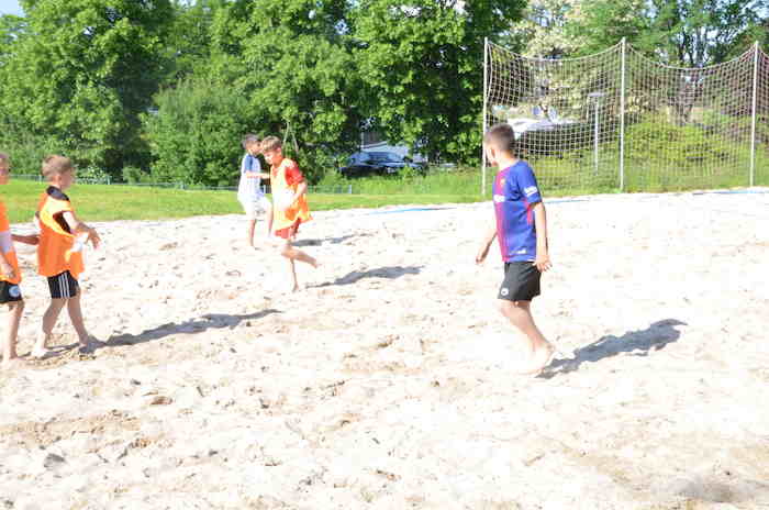 Im Sportlager sprinten die Jungs beim Fußball über den Platz