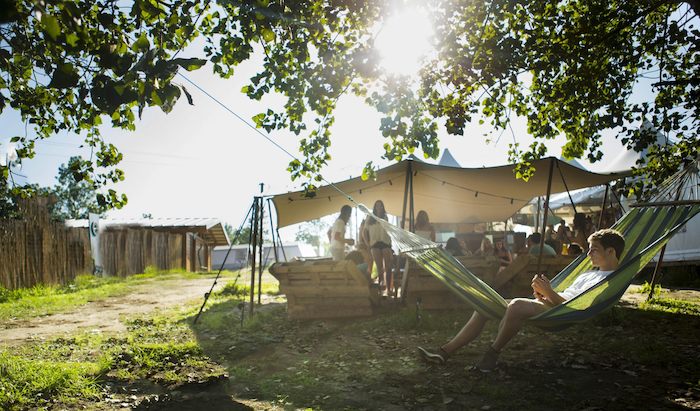 Jongen in hangmat chillt op kinderkamp