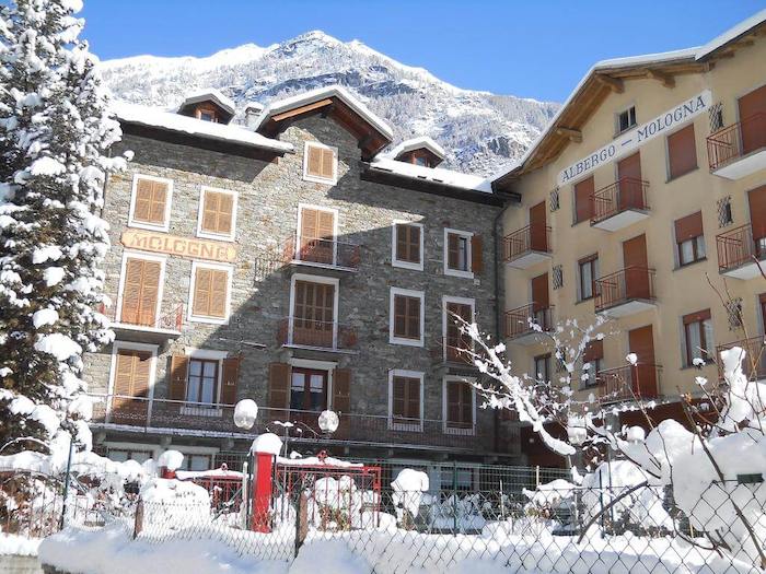Blik op besneeuwd hotel tijdens kinderkamp