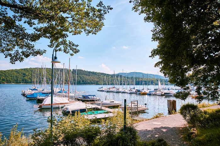 Blick auf den Hafen im Englischcamp am Edersee