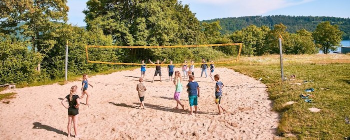 Kinder spielen Volleyball im Englischcamp am Edersee