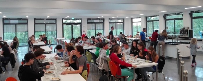 Menschen essen im Speisesaal im Englischcamp in Freiburg
