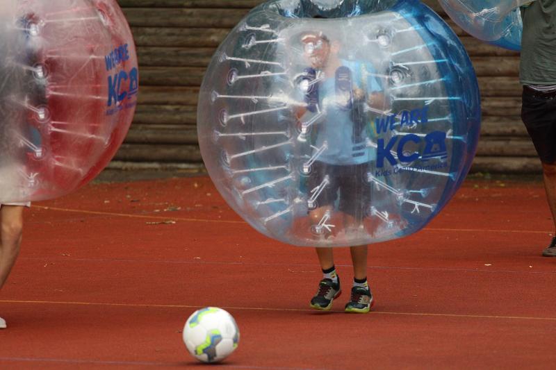 Kinder des Feriencamps Freiburg spielen Bubble Ball