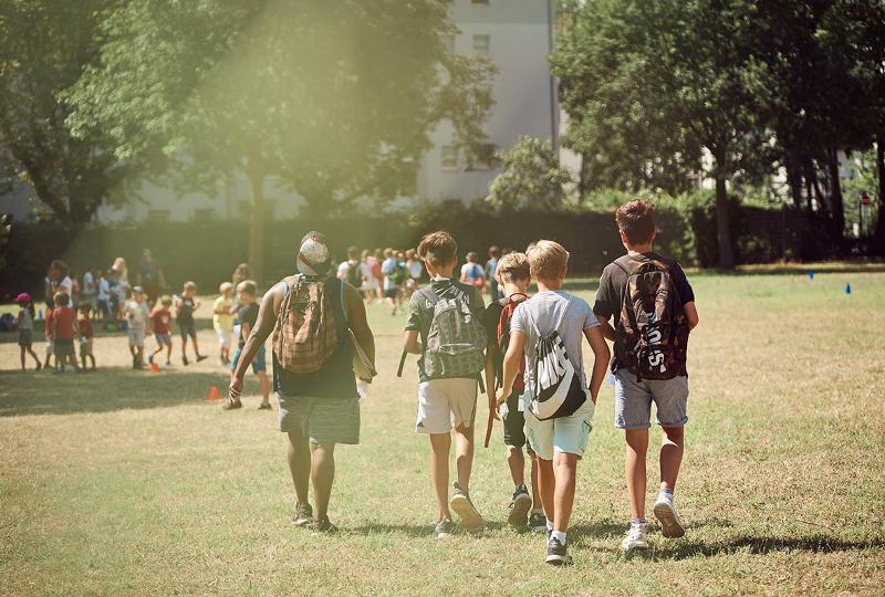 Jungs auf Wiese im Ferienlager Stormarn