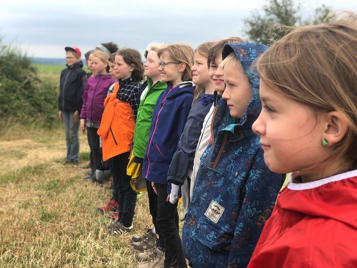 Kinderen staan op een rijtje tijdens een zomerkamp