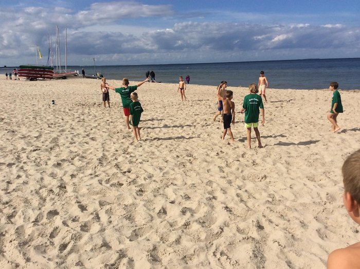 Die Kinder aus dem Ferienlager stehen grade am Strand der Ostsee