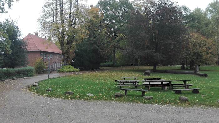 Hinterhof mit Wiese im Kreativcamp Tanzen an der Ostsee