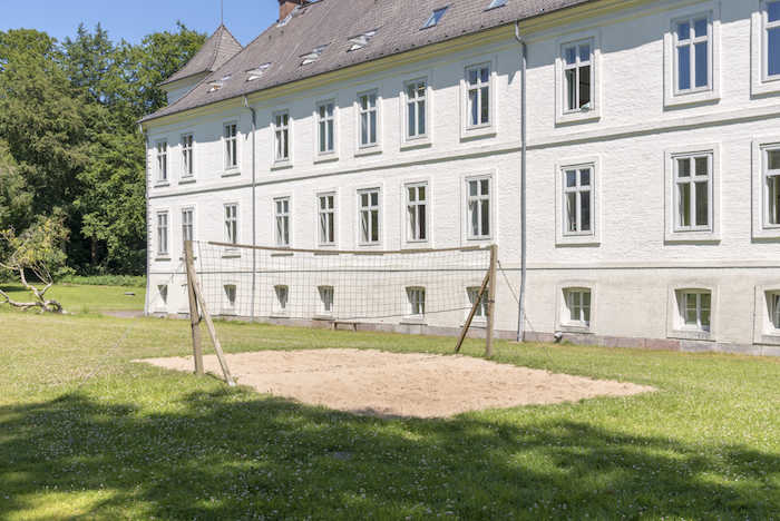 Das Beachvolleyballfeld hinter dem Schloss im Kreativcamp Tanzen an der Ostsee