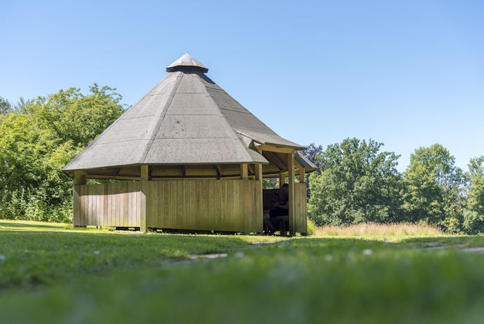 Ein Pavillion auf der Wiese im Kreativcamp Tanzen an der Ostsee