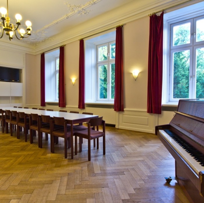 Ein Klavier steht im Musicalcamp in einem Saal