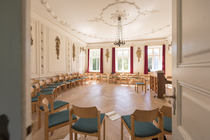 In einem Saal steht ein Stuhlkreis im Kreativcamp Tanzen an der Ostsee