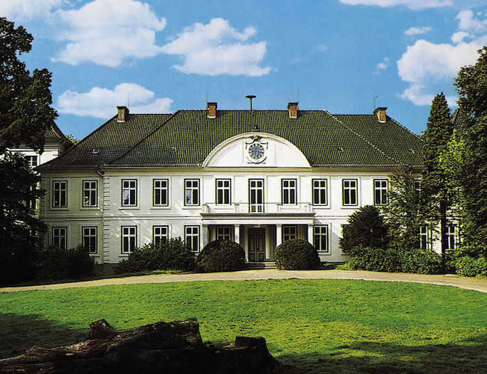 Das Schloss Noer in Frontansicht im Musical-Camp mit Tanzen an der Ostsee