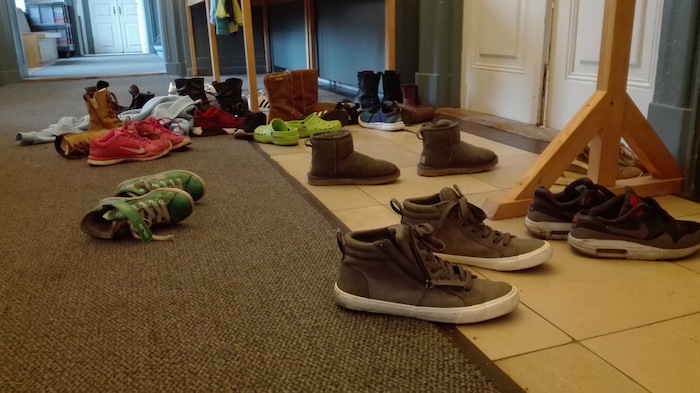 Schuhe liegen am Boden im Musical-Camp mit Tanzen an der Ostsee