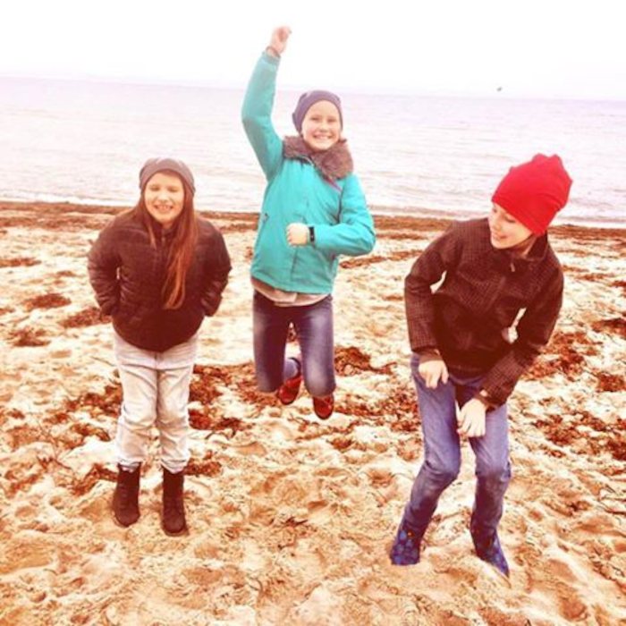 Kinder springen am Strand im Musical-Camp mit Tanzen an der Ostsee