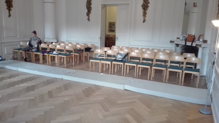 Stühle im Saal im Musical-Camp mit Tanzen an der Ostsee