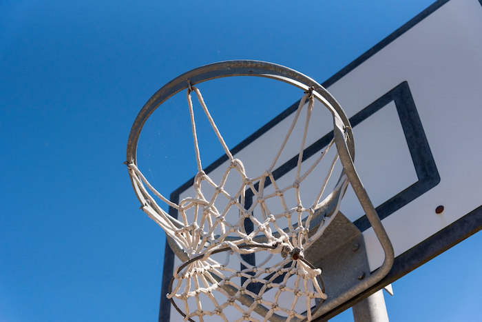 bei einem Musikcamp gibt es einen Basketballkorb