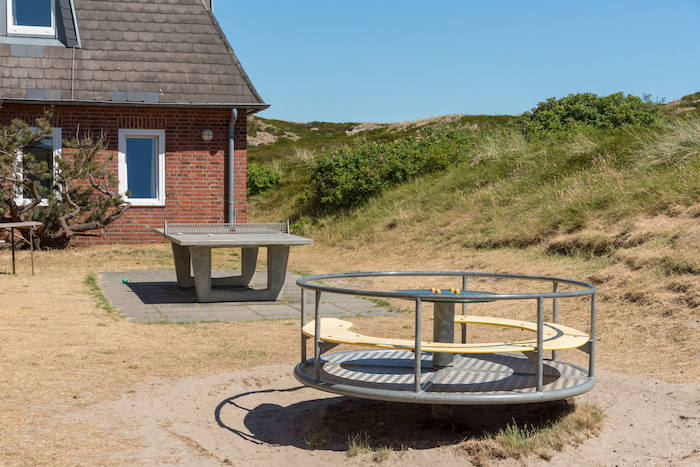 Auf dem Spielplatz eines Musikcamps gibt es Geräte