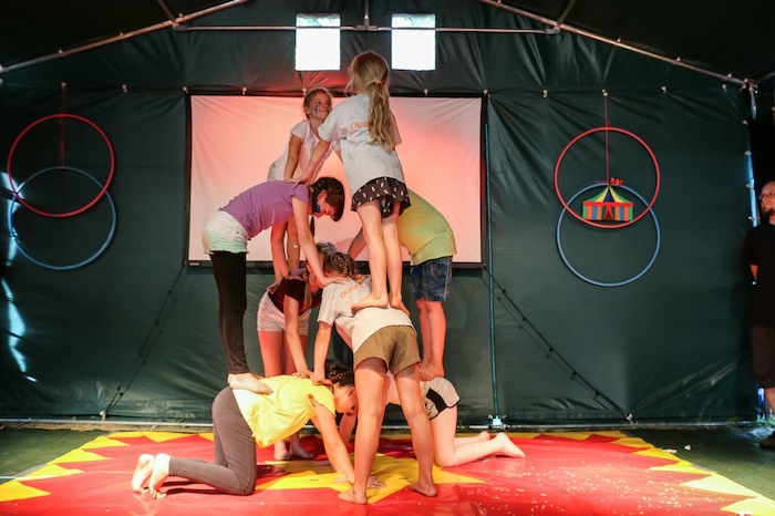 Kinder machen ein Kunststück im Künstlercamp