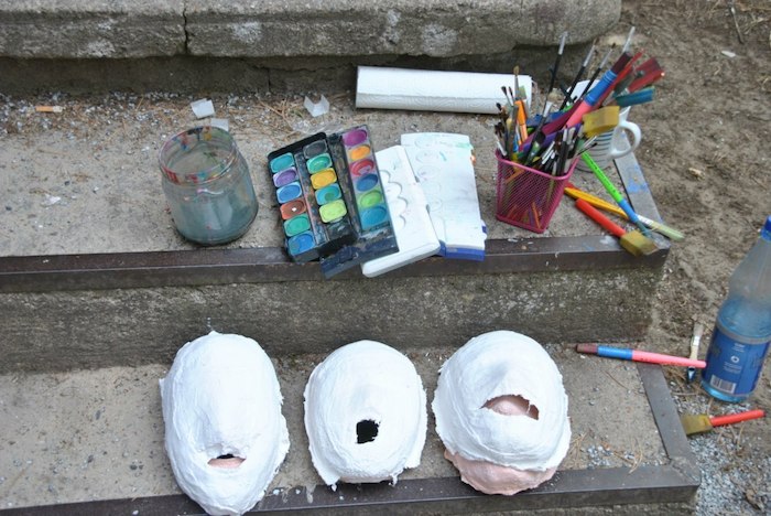 Kinder haben im Kreativcamp Gipsmasken gebastelt