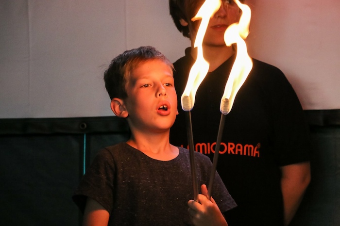 Junge will im Kreativcamp Feuerspucken