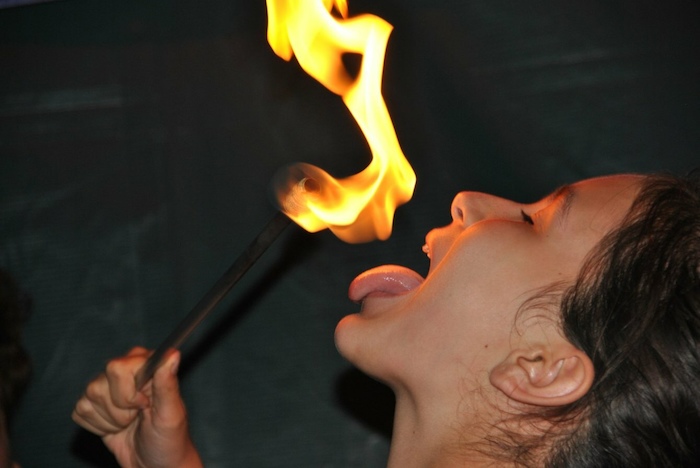 Mädchen will Feuer schlucken im Künstlercamp