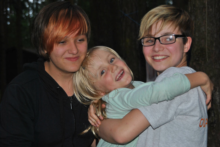 Jugendliche und Kinder freunden sich im Künstlercamp miteinander an
