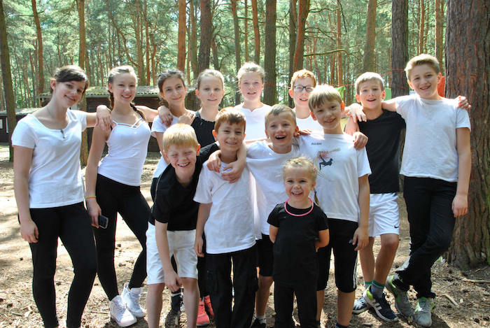 Gruppenfoto mit Kindern und Jugendlichen aus dem Kreativcamp