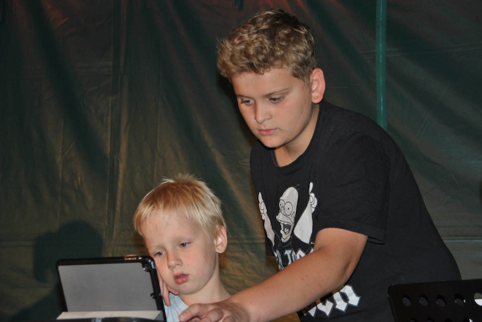Jungen auf der Bühne im Künstlercamp