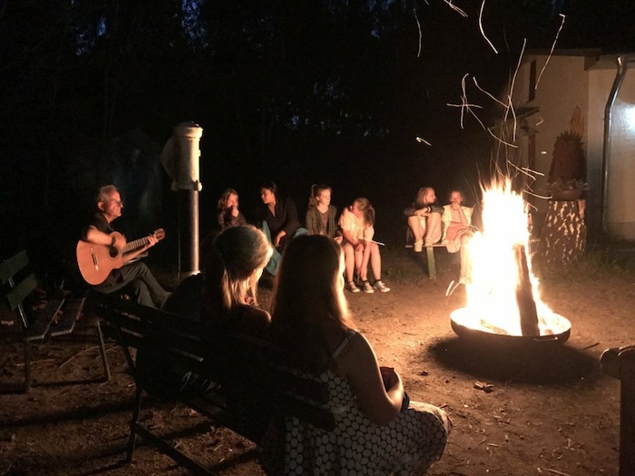 Am abendlichen Lagerfeuer wird im Kreativcamp Gitarre gespielt und gesungen