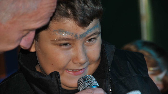 Junge singt im Künstlercamp begeistert ins Mikrofon