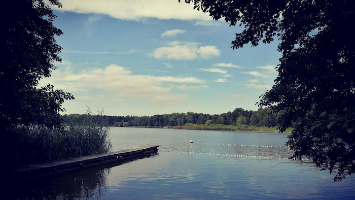 Das Künstlercamp liegt direkt am See