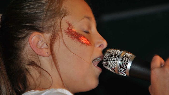 Mädchen singt leidenschaftlich im Kreativcamp