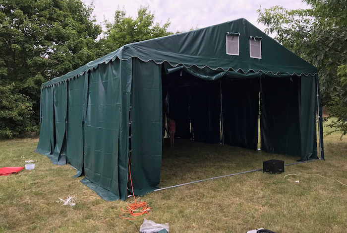 Ein Zelt im Kreativ-Camp