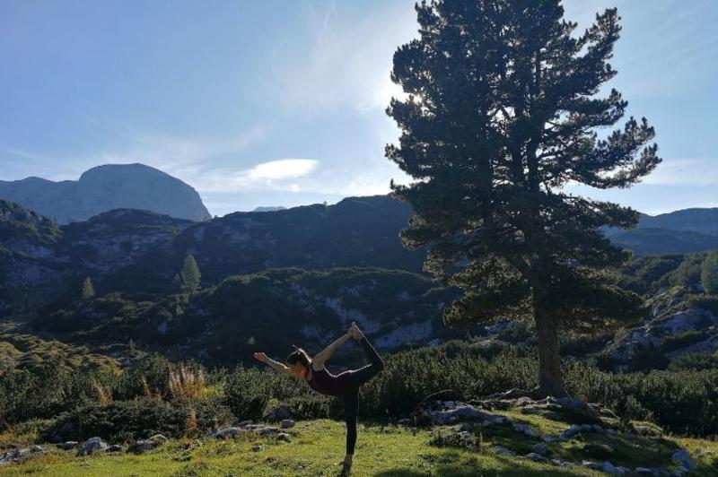 Teilnehmerin macht Yoga in den Sommerferien Nürnberg