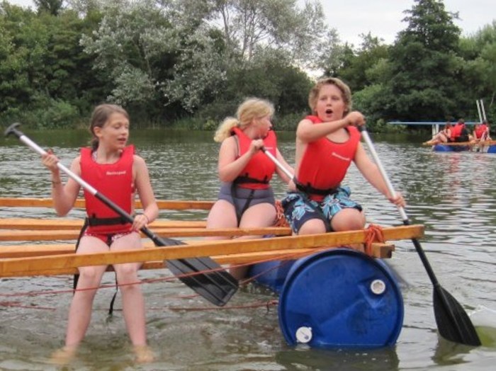 Kinder auf einem selbstgebautem Floß im Actioncamp Kappeln