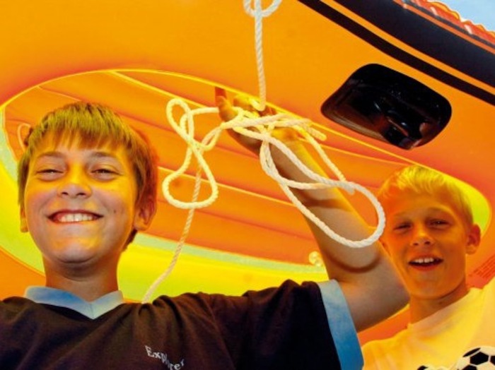 Kinder mit Schlauchboot im Actioncamp Kappeln