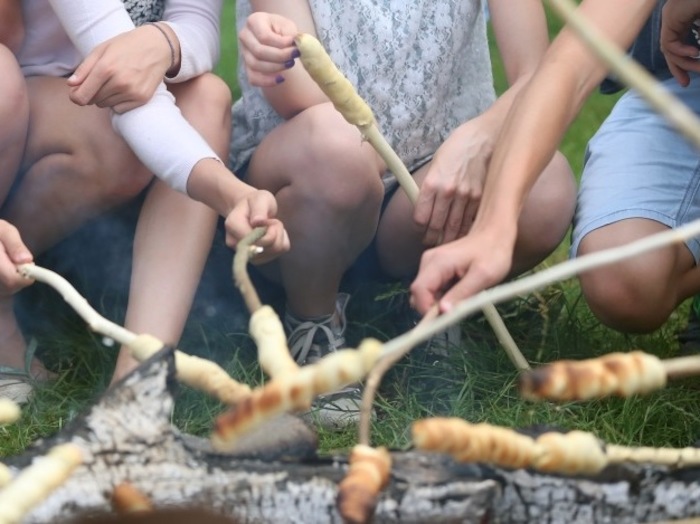 Kinder grillen im Actioncamp Kappeln Stockbrot