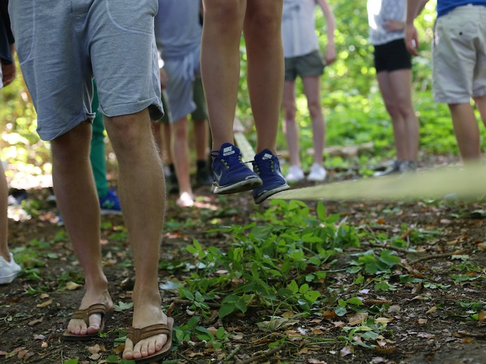 Die Gruppe probiert im Actioncamp Kappeln die Slackline aus